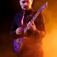 Insegnante di chitarra elettrica, teoria, armonia e solfeggio. Metodo serio e orientato alla pratica sullo strumento.